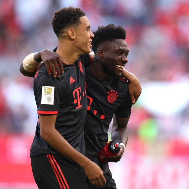 Alphonso Davies afirma que France Football negou premiação a jogador do Bayern de Munique