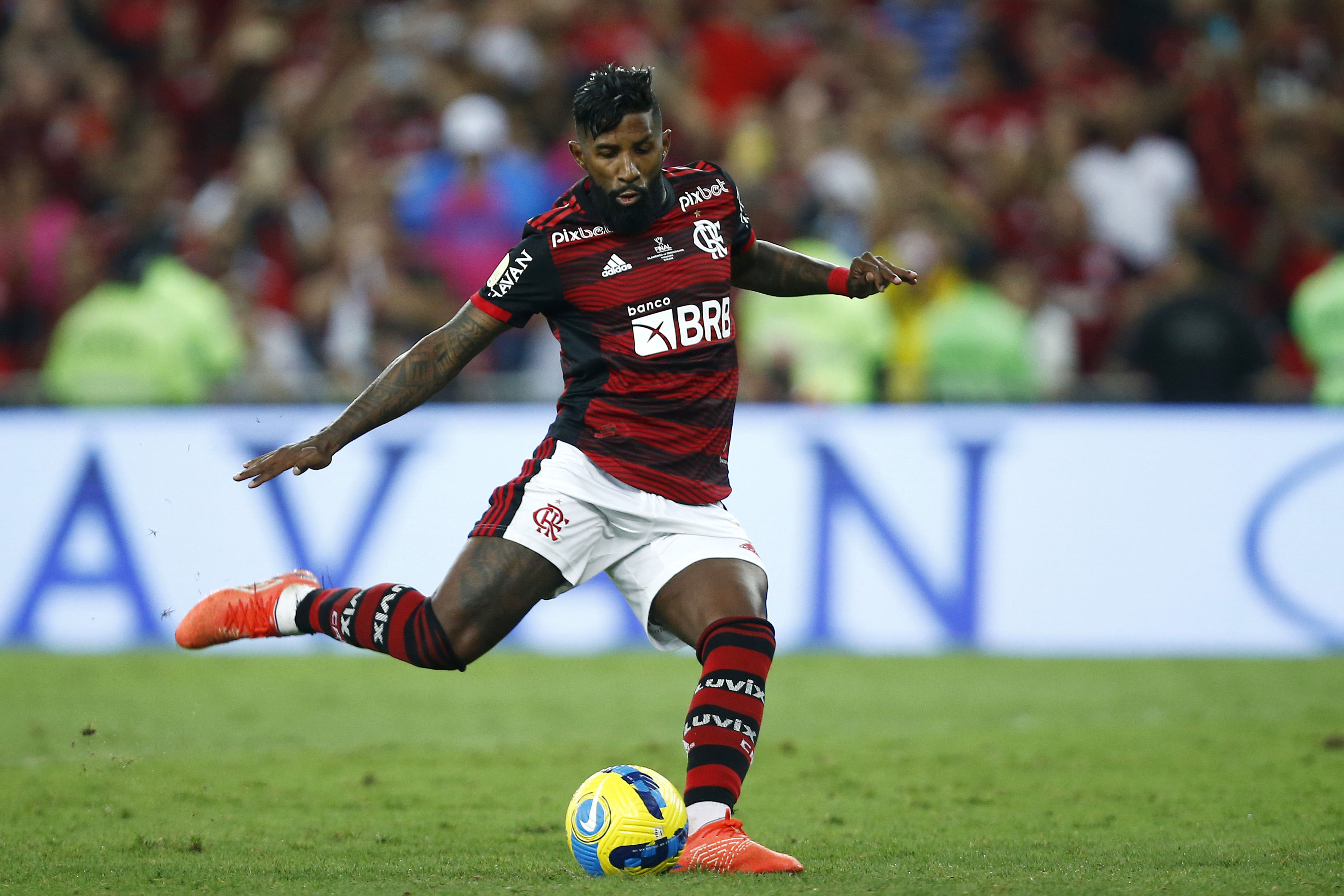 Contrato de 3 anos: gigante do Brasileirão encaminha contratação de Rodinei, do Flamengo