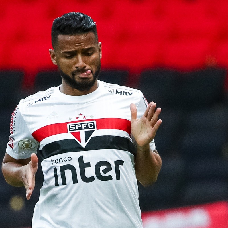 Reinaldo, do São Paulo, recebe sondagens de gigante carioca; lateral está de saída do Tricolor