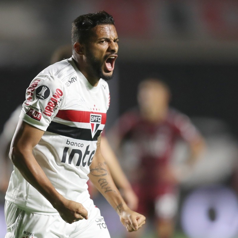 Gigante brasileiro abre negociações pela contratação do lateral Reinaldo, do São Paulo