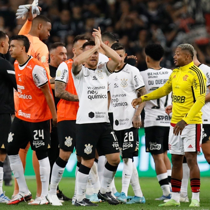 Corinthians considera renovar com contestado jogador do elenco e 'enfurece' parte da fiel torcida