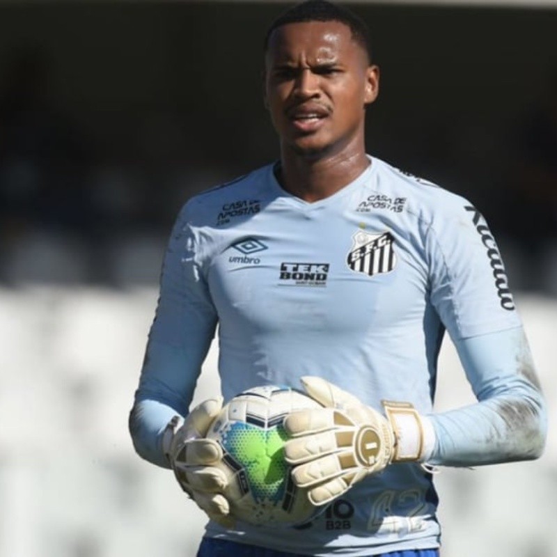 Santos pensa em envolver John para ter meias do rival