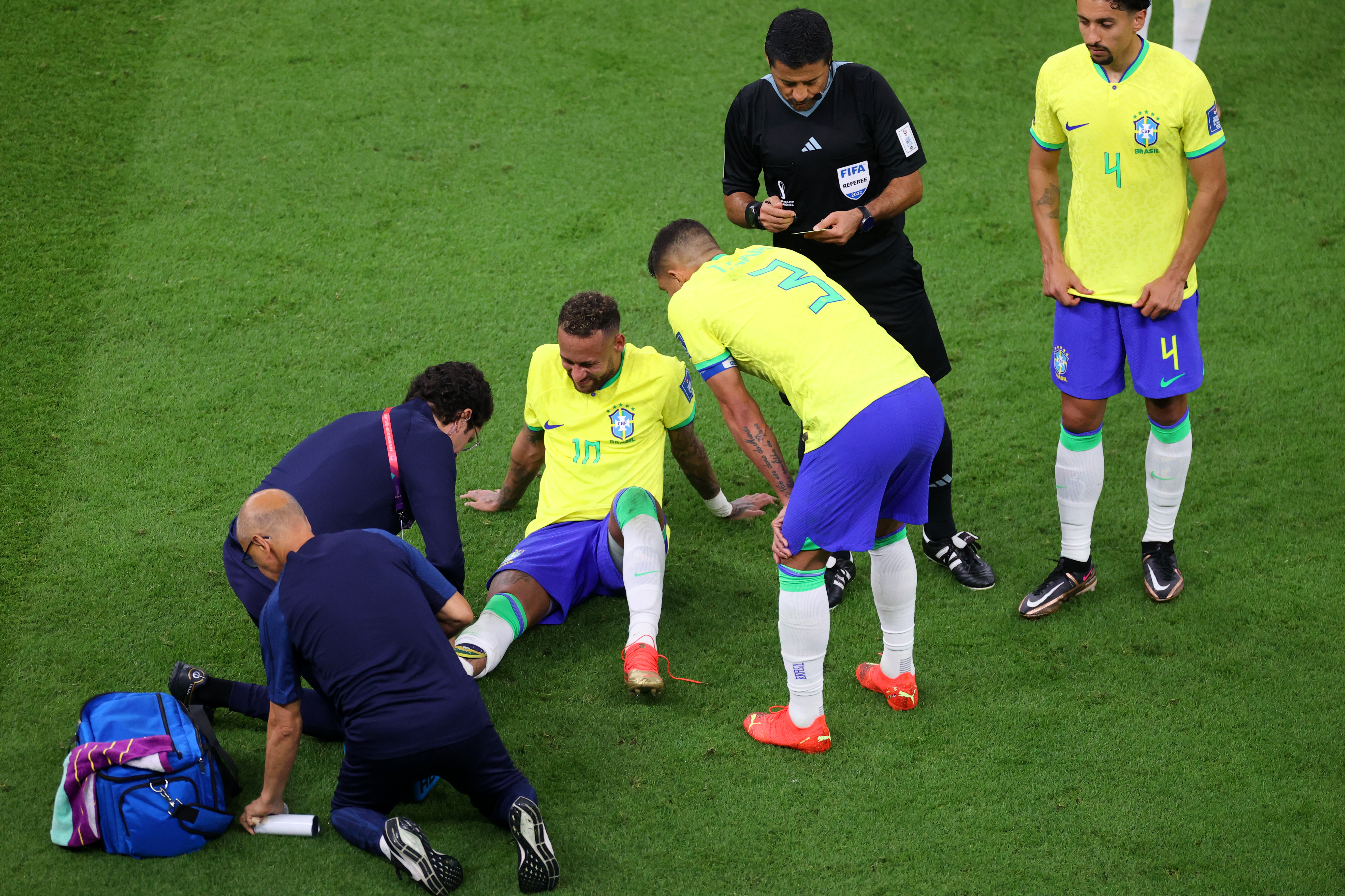 Dois titulares absolutos da Seleção Brasileira se machucam e podem perder a Copa do Mundo