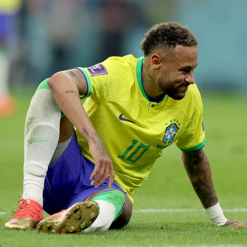 Neymar mostra tornozelo inchado e assusta torcedores