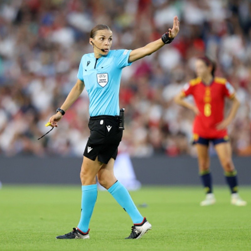 Inédito: Pela primeira vez na história uma mulher irá apitar uma partida de copa do mundo