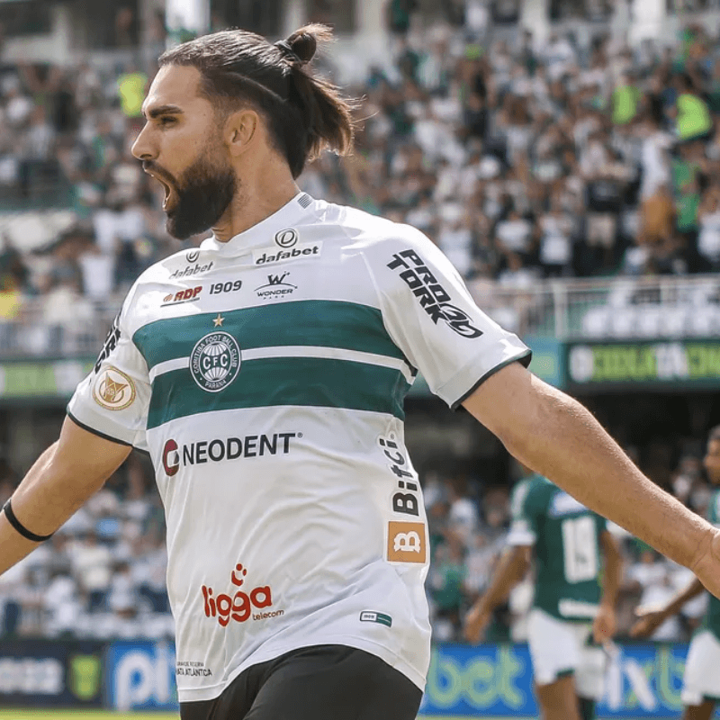 Ex-Coritiba, Léo Gamalho acerta com tradicional equipe do futebol brasileiro para 2023