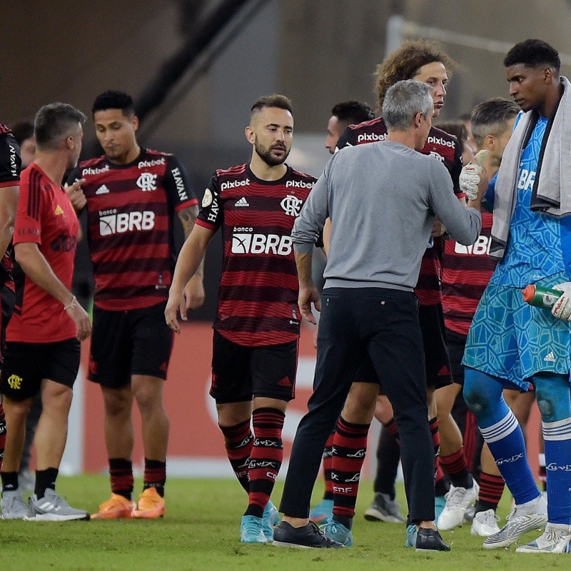 Flamengo estuda liberar dois jogadores neste fim de ano; um deles interessa a clubes da Europa