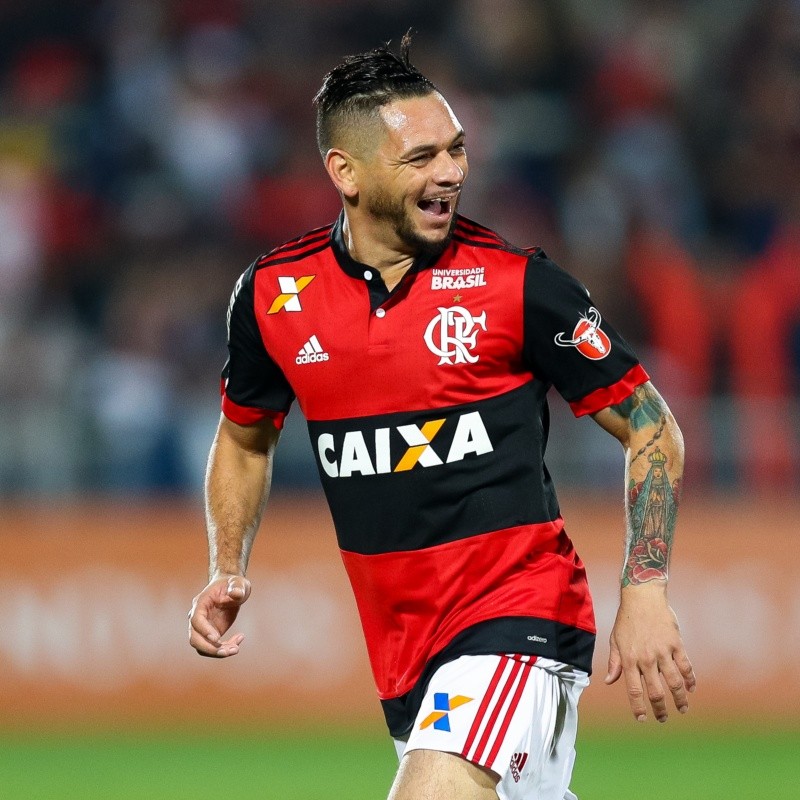 Clube brasileiro surpreende e anuncia a contratação do lateral Pará, ex-Santos e Flamengo