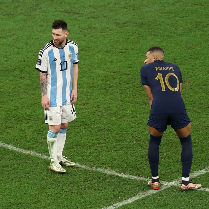 Messi é flagrado provocando Mbappé, e web não perdoa: "imagina o vestiário do PSG"