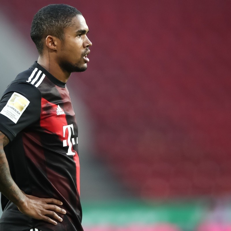 Douglas Costa recebe proposta salarial de R$ 2 milhões por mês para fechar com clube brasileiro