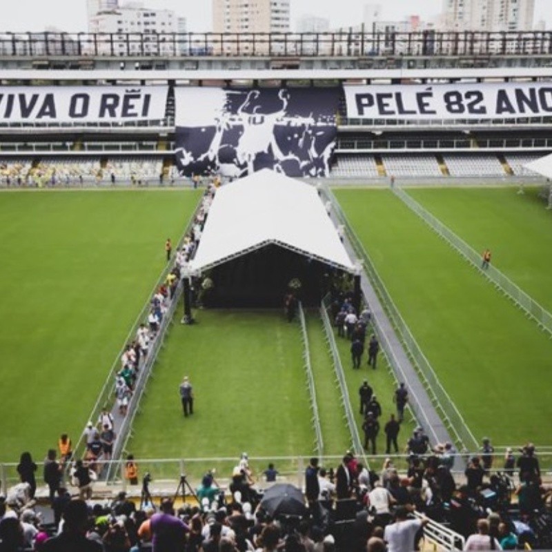 Acontece nesse momento o velório do Pelé