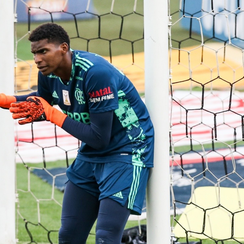 Flamengo aceita proposta milionária do exterior por Hugo Souza, mas goleiro recusa jogar ao lado ex-astro do Barça