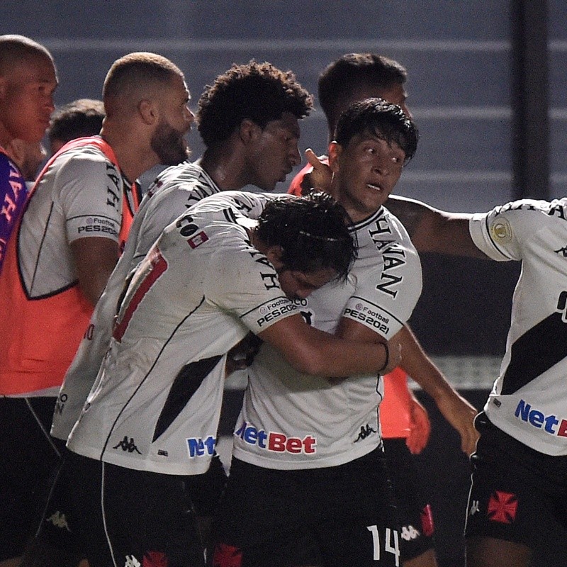 Vasco vence concorrência de rival e fecha contratação de meio campista