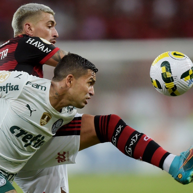 Com possível saída de meio campista, Palmeiras mira contratação de ex-jogador do Flamengo