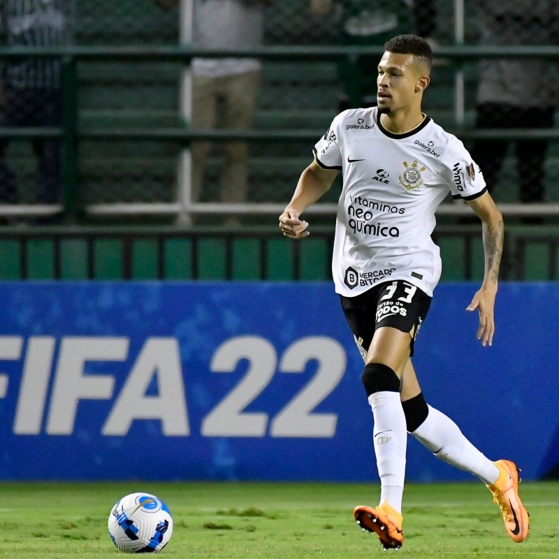 Ex-Corinthians, João Victor entra na lista de empréstimos do Benfica e pode retornar ao Brasil