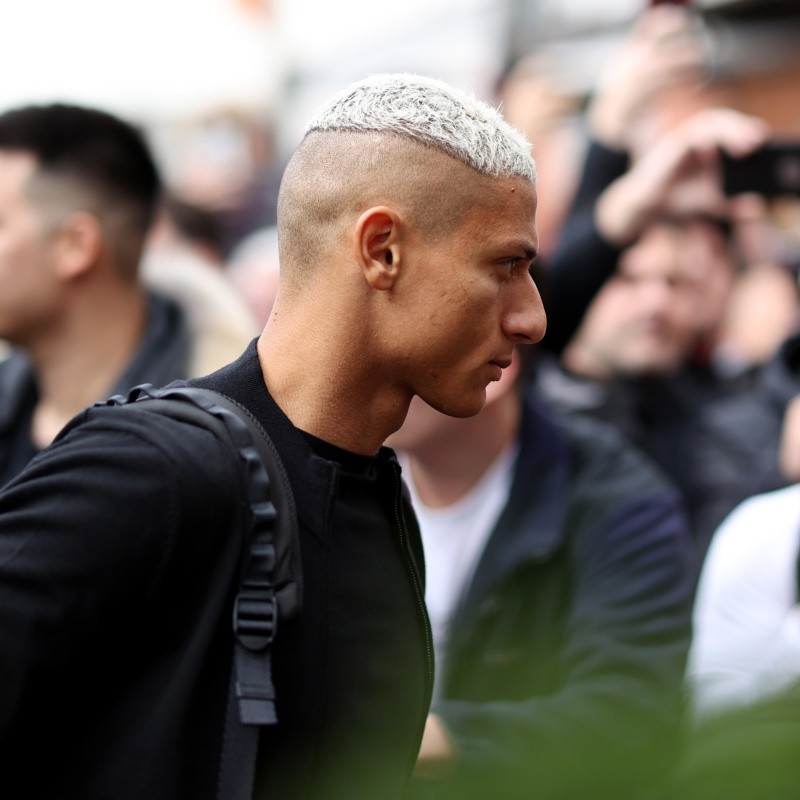 Richarlison é alvo de críticas na Inglaterra por atitude após jogo contra Arsenal; goleiro rival toma chute nas costas de torcedor