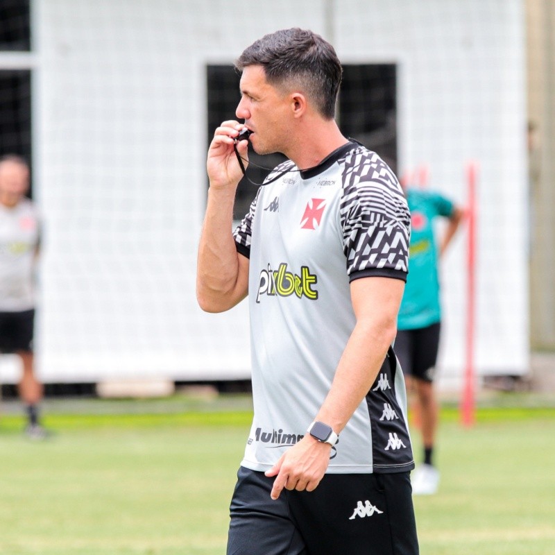 Barbieri 'entra em campo', liga para jogador e tenta convencer a jogar pelo Vasco