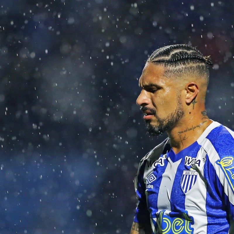 Paolo Guerrero surpreende e assina com gigante argentino