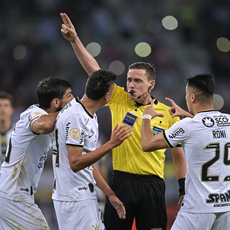 Fernando Lázaro surpreende e 'breca' a saída de contestado jogador do Corinthians