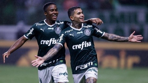Endrick e Dudu comemoram gol pelo Palmeiras em 2022 (Foto: Getty Images)