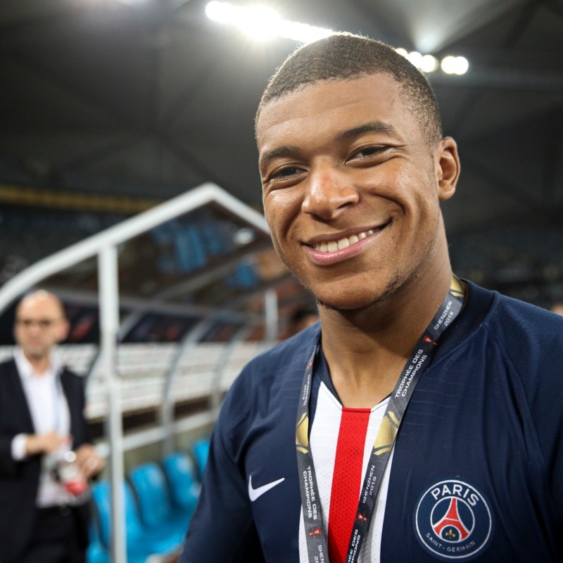 Mbappé é flagrado assistindo jogo de gigante europeu e alimenta rumores sobre saída do PSG