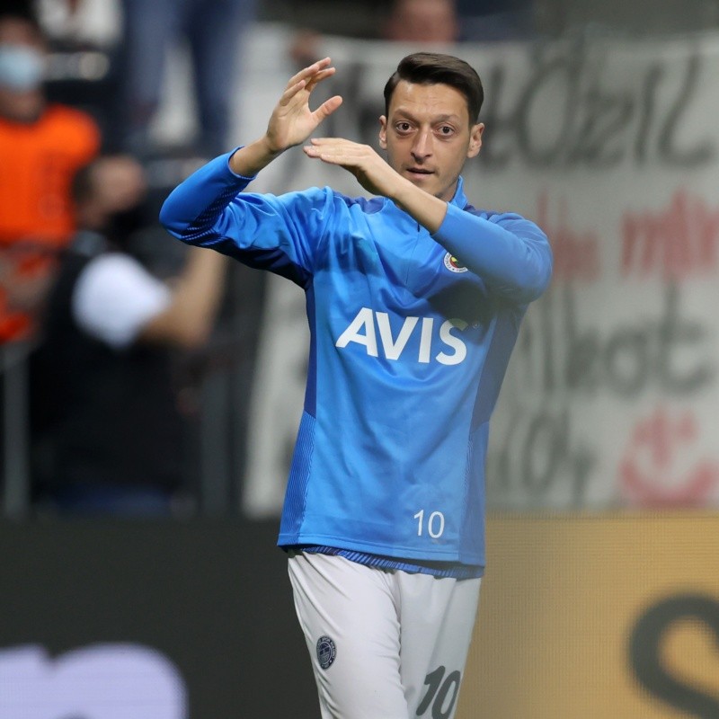 Özil surpreende, deixa a Turquia e define seu futuro para a temporada