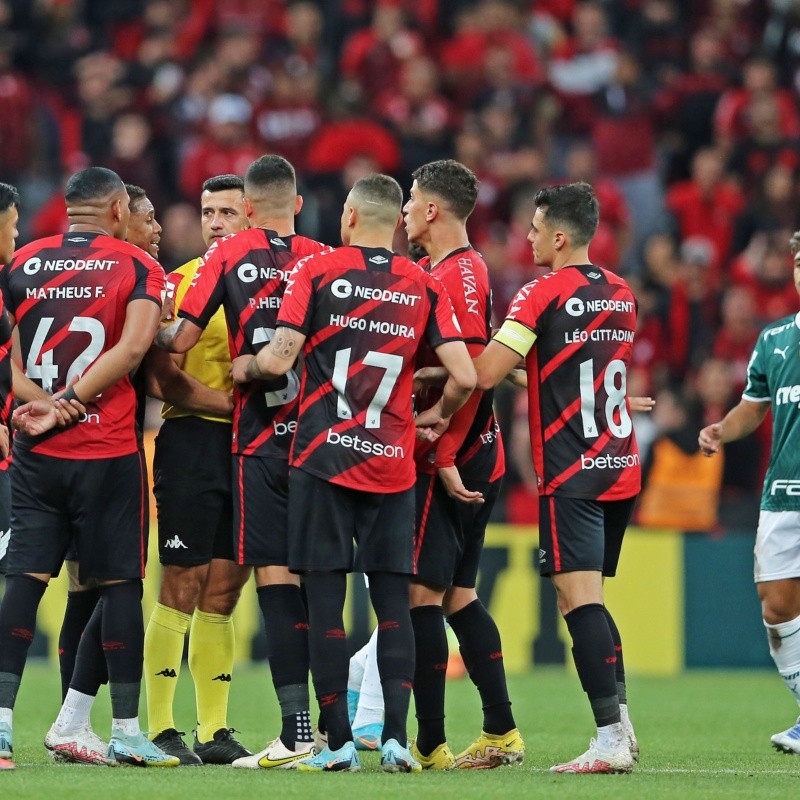 Athletico Paranaense mira a contratação de ex jogador do Fluminense