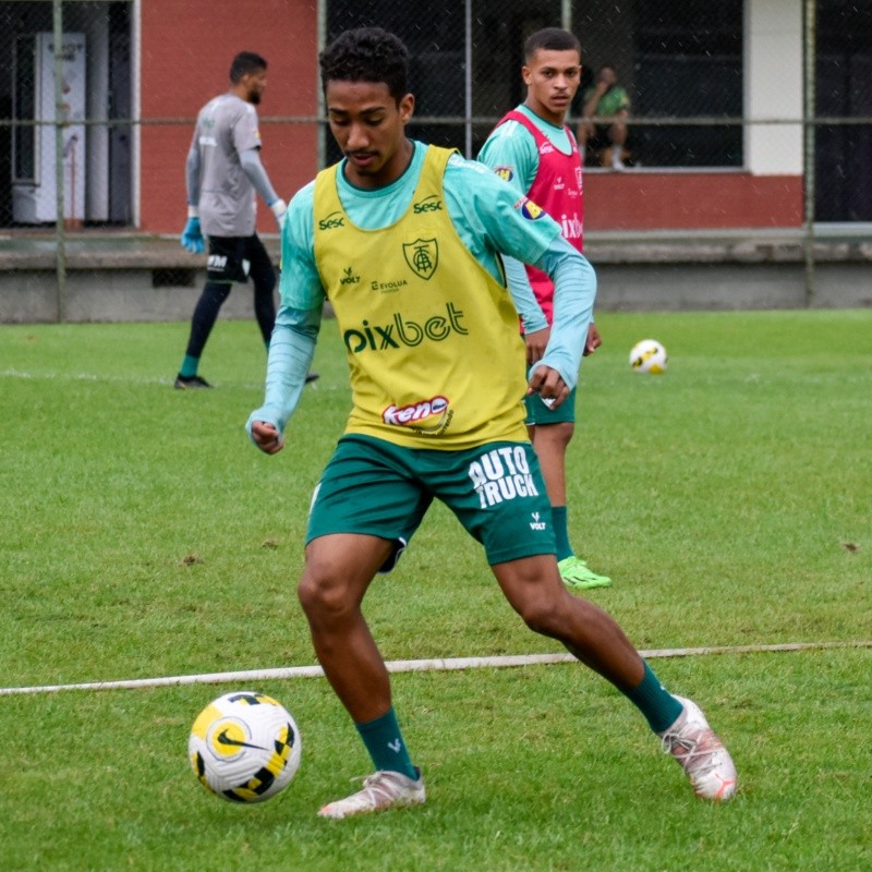 Arthur: Especulado no Barcelona, América-MG define quando vender lateral