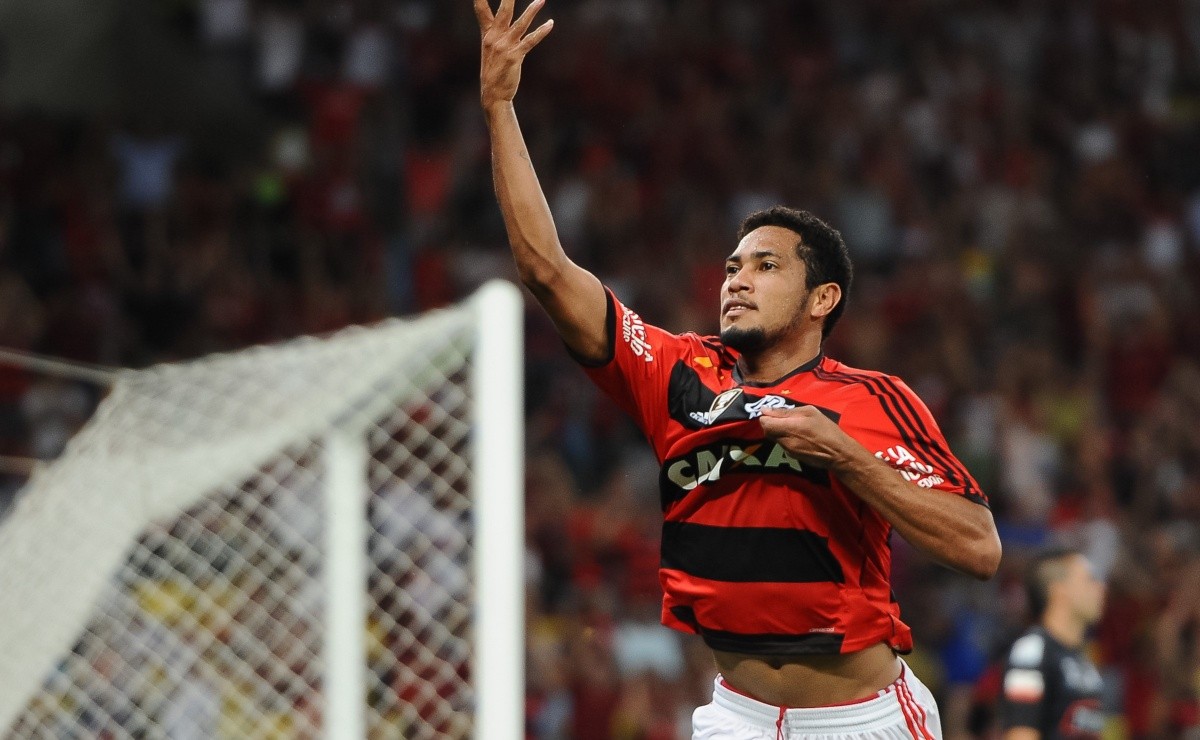 Ídolo Do Flamengo, Hernane Brocador Revela Que Por Pouco Não Atuou Em ...