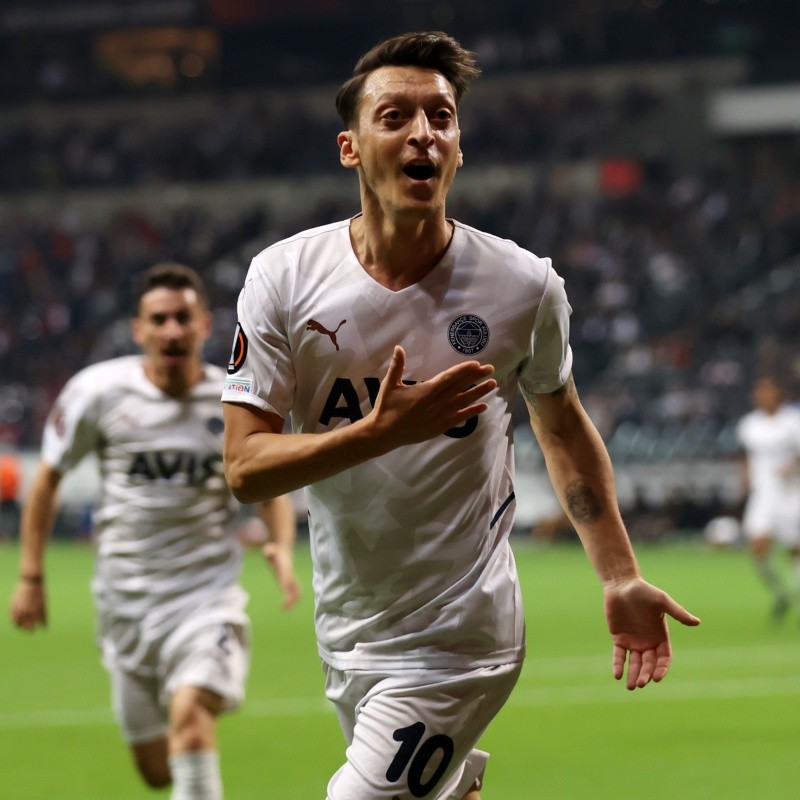 Özil surpreende e toma grande decisão na carreira