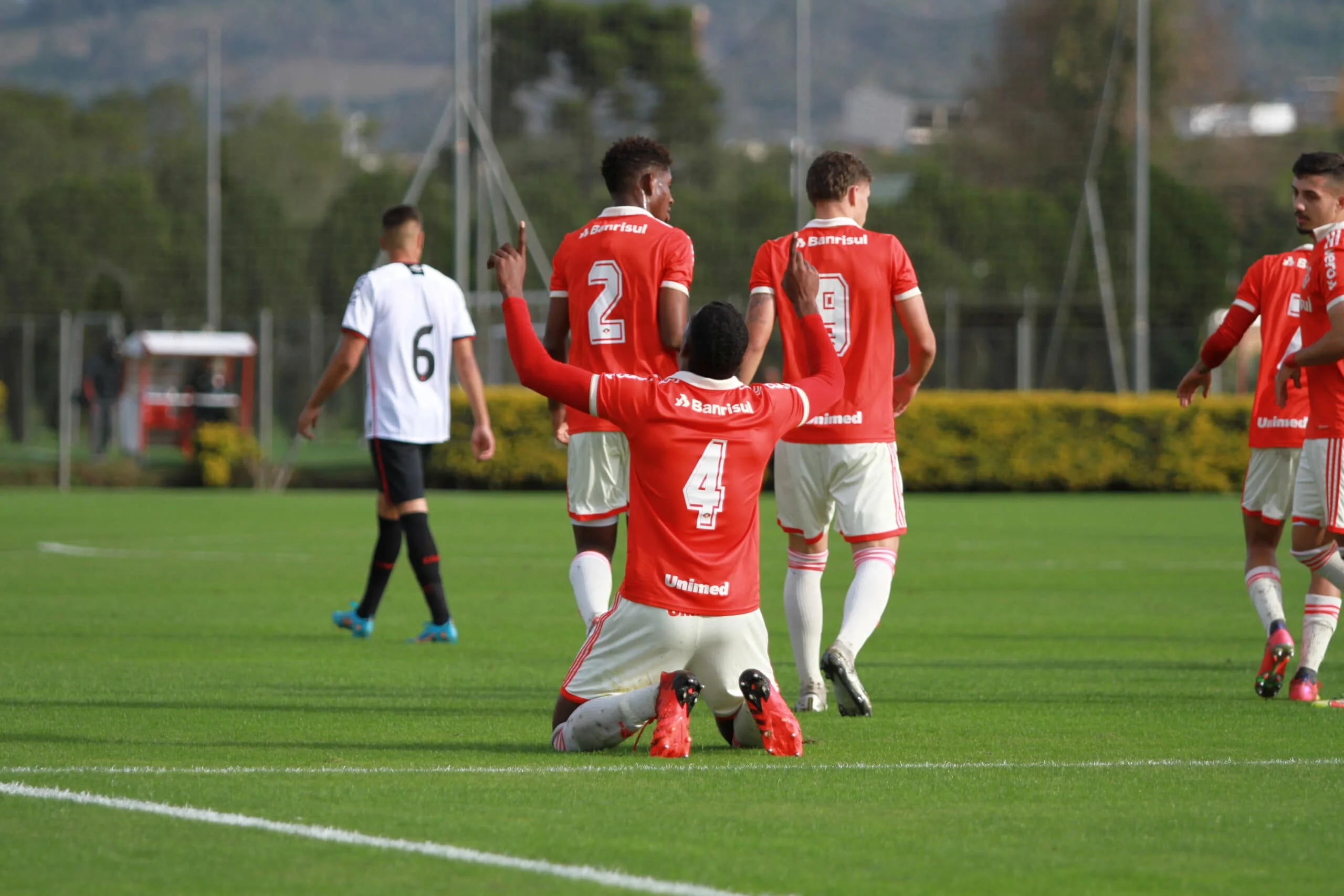 Ajax, PSV e Fiorentina observam joia do Internacional